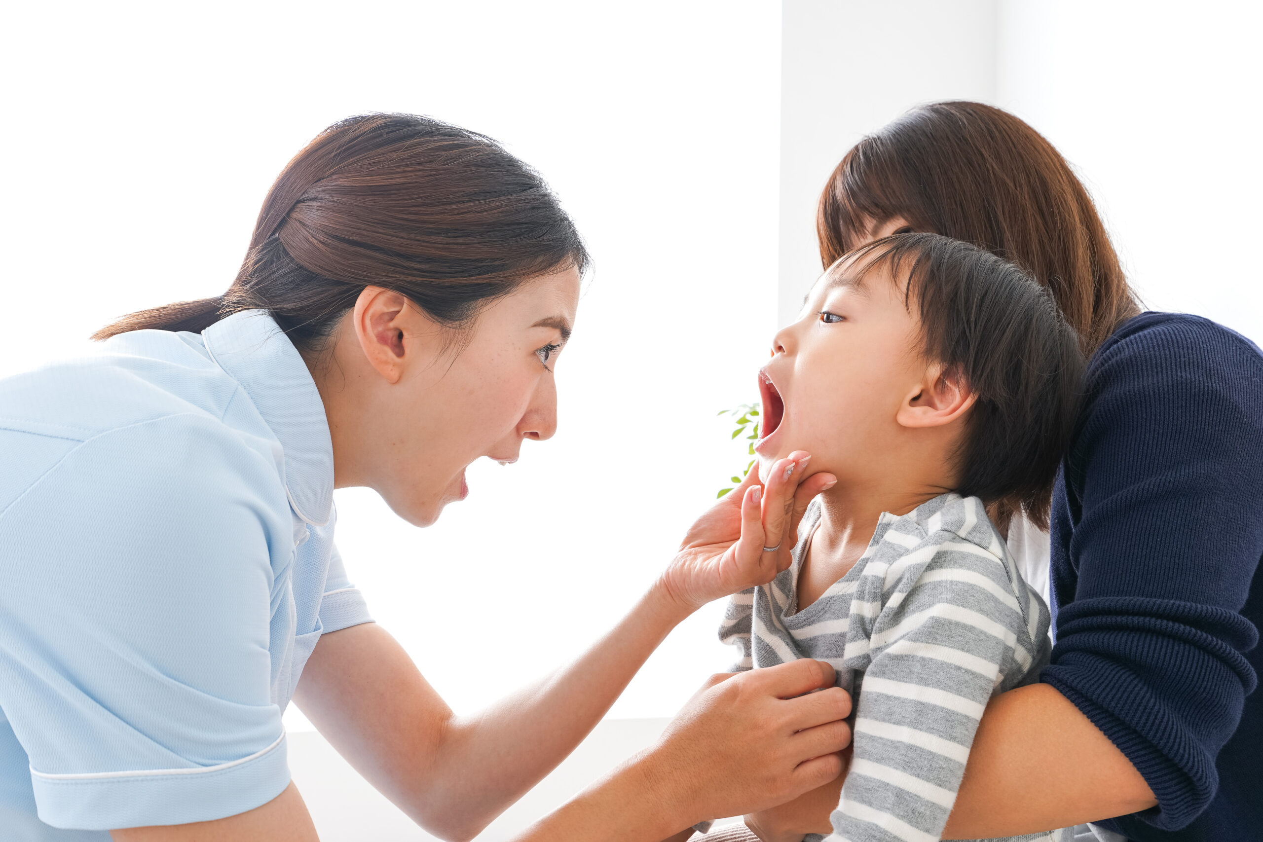 生え変わるから乳歯の虫歯は放置でOK？正しい知識で子どもの歯を守ろう